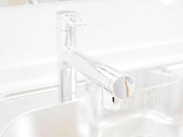 【同仕様写真】新品交換するキッチンの水栓金具はノズルが伸びてシンクのお手入れもラクラクです。水栓本体には浄水機能が内蔵されていて、おいしいお水をつくります。