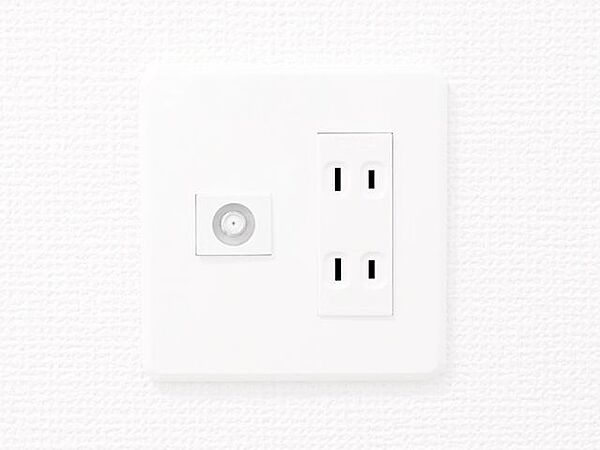 【同仕様写真】全居室にコンセントとTVジャックを設置します。現状コンセントが足りない箇所には必要に応じて増設も行います。生活してみないと気付かない部分もカバーしています。