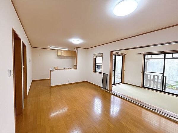 【リフォーム中/リビング】17帖のLDKは、照明をLEDに新品交換予定です。窓からの陽光と吹き込む風が心地よい、広々した落ち着いた空間に仕上げていきます。