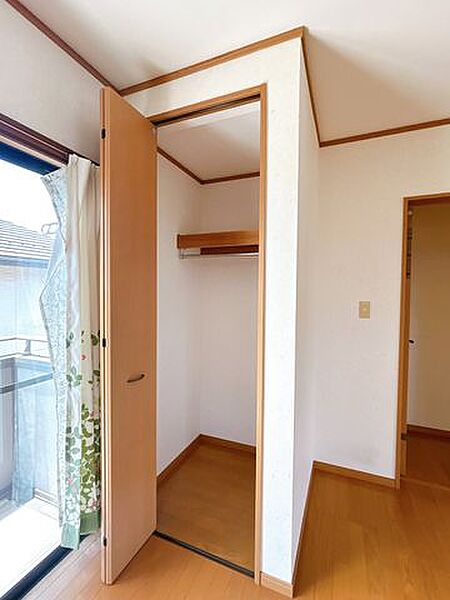 【リフォーム中/洋室収納】衣類をかけることのできるハンガーパイプ、枕棚付き。衣装ケースや荷物をすっきりまとめることができますね。