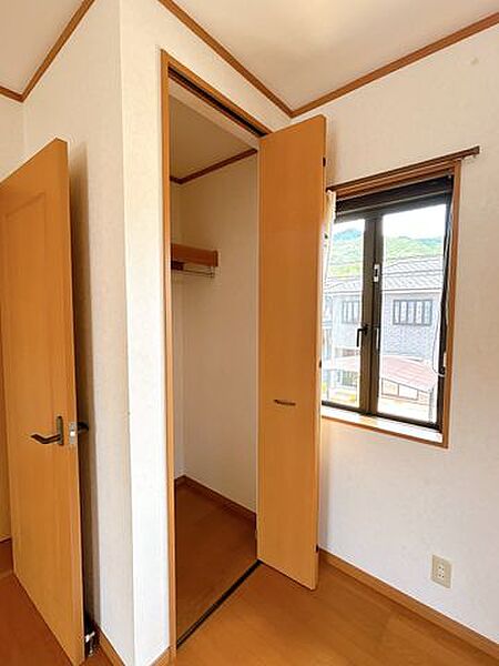 【リフォーム中/洋室収納】衣類をかけることのできるハンガーパイプ、枕棚付き。衣装ケースや荷物をすっきりまとめることができますね。