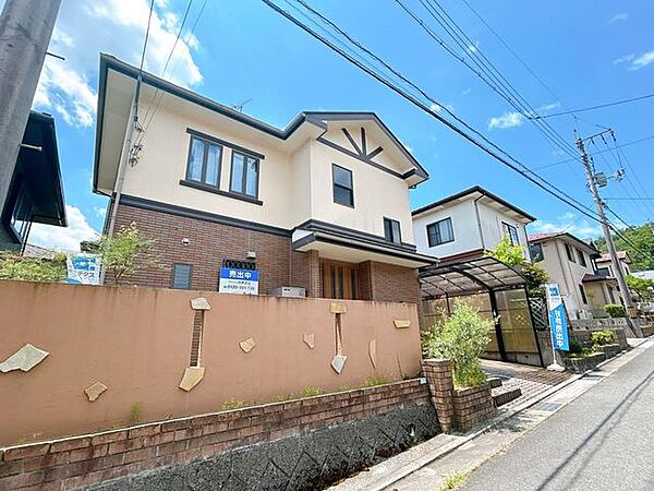 【リフォーム中/外観】タイル張りの重厚感のある見た目が街並みとも合っています。外壁メンテナンス歴もある住宅なので、安心してお住まいいただけます。