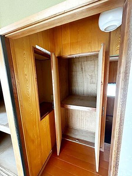 【収納】2階廊下にはアルバムや季節ものを収納できる収納があります。