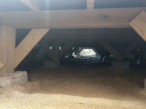 【床下】中古住宅の3大リスクである、雨漏り、主要構造部分の欠陥や腐食、給排水管の漏水や故障を2年間保証します。その前提で床下まで確認の上でリフォームし、シロアリの被害調査と防除工事もおこなっています。