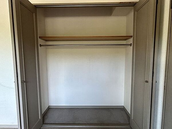 リビング横の洋室のクローゼットです。約1.5帖分の大きさなので、旅行用鞄などの大きい荷物も収納できます。片付けが苦手な方でもすっきり収納することができるので、お部屋も広々使えますね。