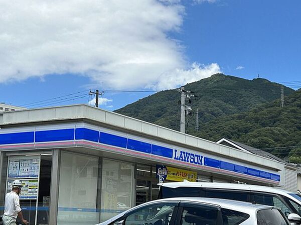 ローソン呉阿賀北七丁目店 徒歩7分。 500m