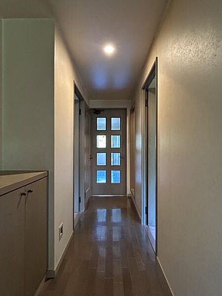 【廊下】廊下の写真です。壁と天井はクロス張替え、照明は新品に交換予定です。お客様が最初に目にする所なので、清潔で落ち着いた空間に仕上げていきます。