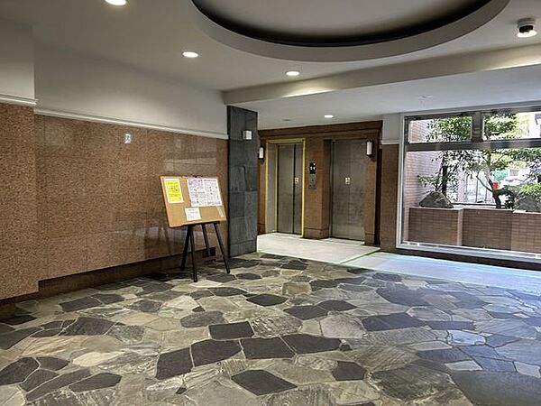 【ホール】マンション1階のホールの写真です。