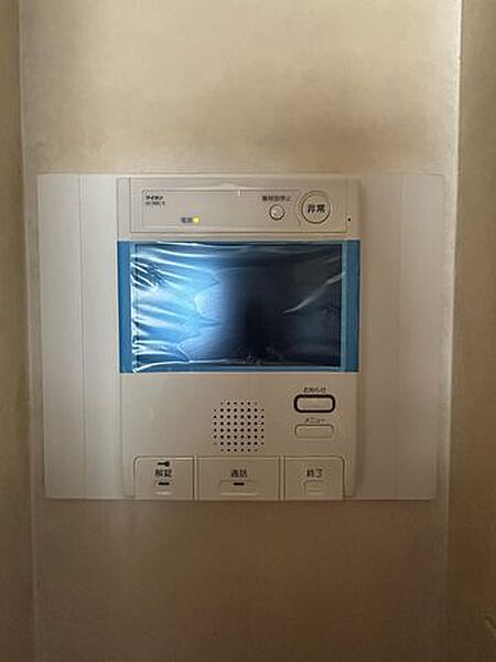 【ドアホン】室内リビングに設置してあるドアホンの写真です。ドアホンはカラーテレビ付きを新設しております。誰が訪ねてきたか一目でわかるので安心ですね。録画機能も付いてます。