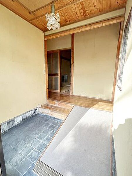 【玄関】玄関にはスロープが設置されています。段差がないので小さなお子さんから、ご高齢の方まで安心ですね。