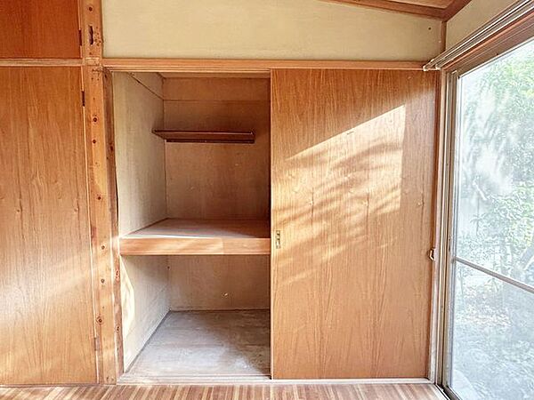 【収納】1階4.5帖の洋室にある押入れです。来客用のお布団や掃除道具などを収納することができます。約1帖ほどあるので、お部屋も広々使えますね。