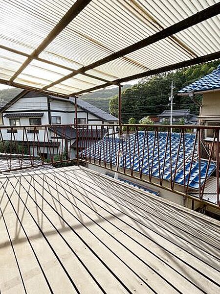 【バルコニー】バルコニーの写真です。広々としているため、たくさん洗濯物が干せそうですね。
