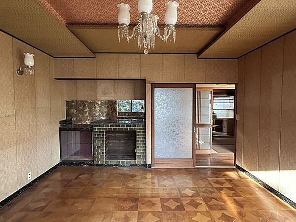 【洋室(2)】玄関横の8帖の洋室です。壁・天井はクロスを張替える予定です。大きいお部屋なので寝室にいかがですか。