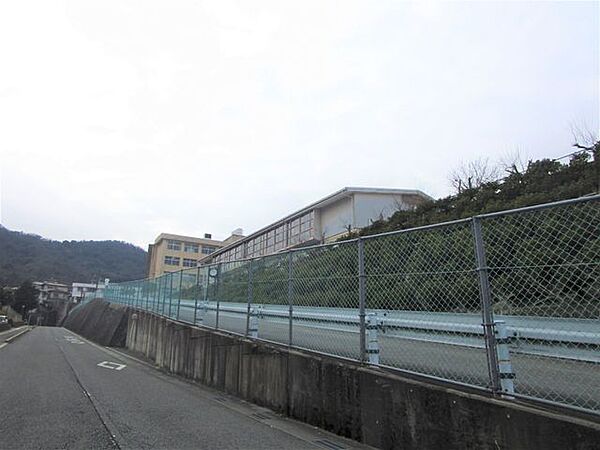 昭和南小学校 徒歩15分。 1200m