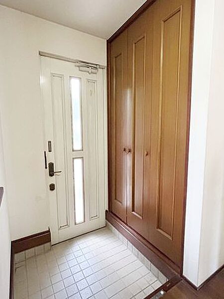 【玄関】室内から見た写真です。大きな収納もありたくさん物があっても困りませんね。