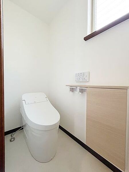【トイレ】トイレは温水洗浄便座トイレです。
