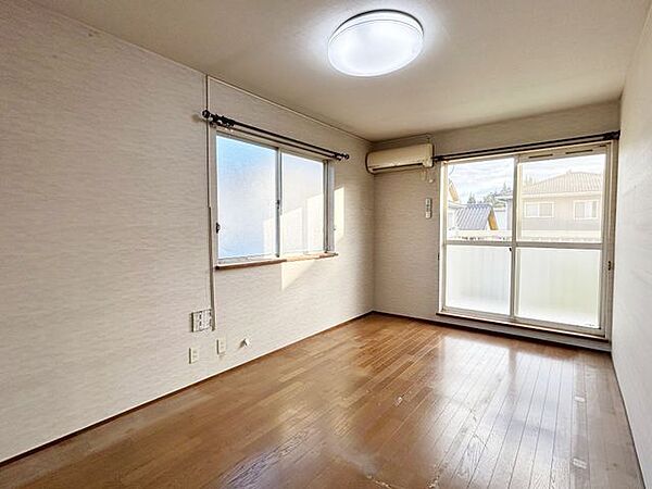 【洋室】2階6帖の洋室です。大きな窓から光が差し込み、明るいお部屋です。