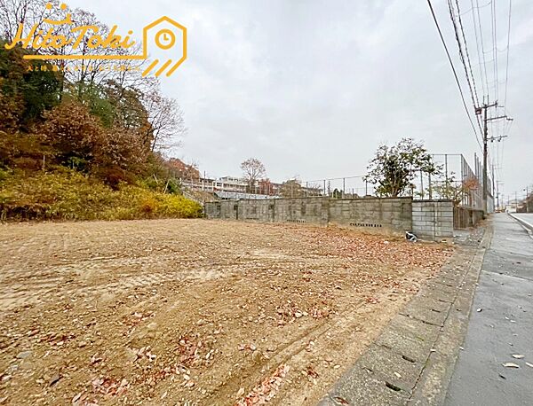 土地の一部が土砂災害特別警戒区域内の為、再建築時は防護壁等が必要となります。
