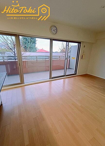 16.4帖のLDK♪東向きで明るいお部屋です。DK部分には床暖房も設置されており、冬場でも暖かくお過ごしいただけます。エアコンも新たに設置します♪