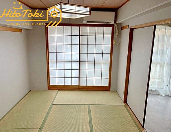 バルコニーに面した6帖の和室♪襖を開けてリビングと続けて使用することも可能です。南東からの彩光で明るいお部屋です。