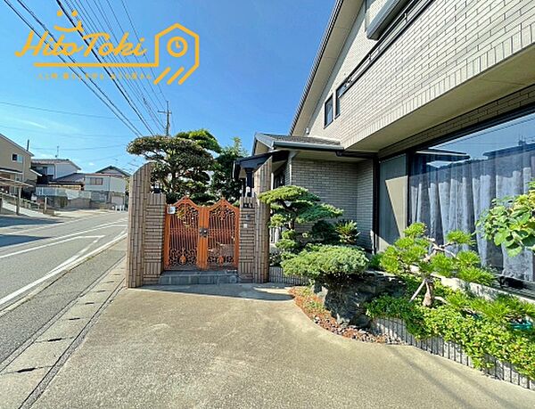 間口が広いので駐車も安心♪玄関には門もあり防犯面も安心です。