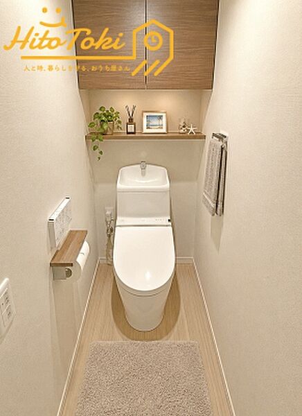 収納棚のついたトイレ♪（※居住中のためAI加工で家具等をけしています）