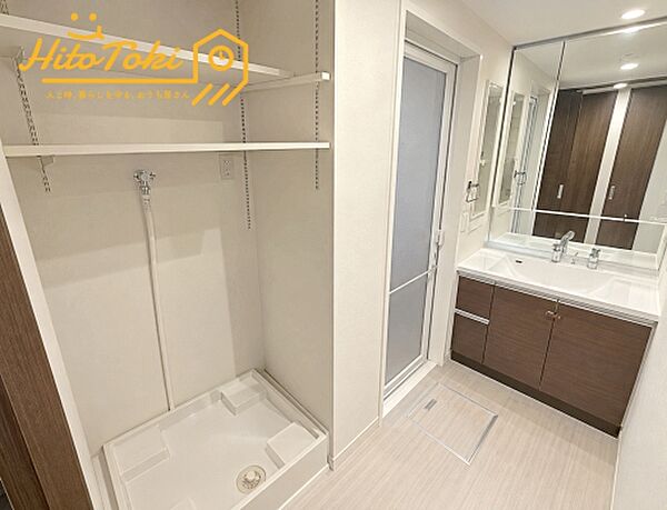 収納棚があるのでバスタオルなどの収納にも困りません♪（※居住中のためAI加工で家具等をけしています）