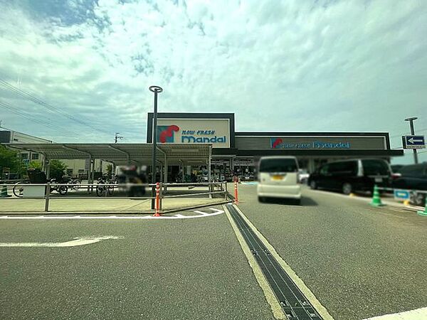 万代 郡津店 500m