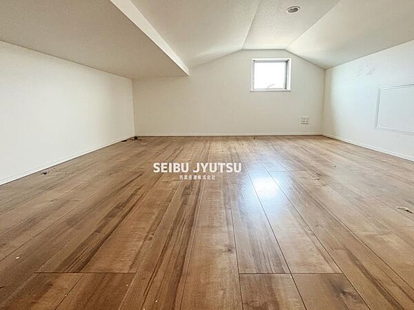 【小屋裏収納8帖】「収納が足りない」を解消する約8帖の大型収納スペース。季節用品やレジャー用品などをまとめて収納でき、居住空間をすっきりと保てます。