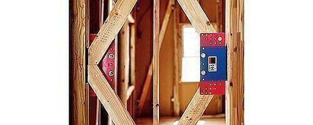 粘弾性素材を活用した制震装置(SAFE365)。この素材は高層ビルの制震装置にも使われおり、優れた地震エネルギーの吸収を実現(震度6強を最大67%低減)。