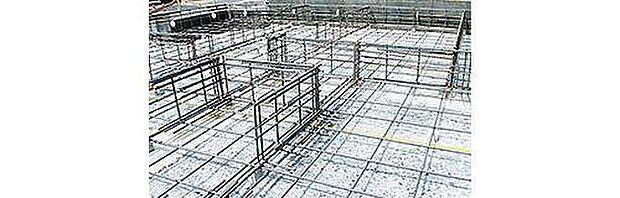 全戸の基礎の主筋に、16mm鉄筋。通常ベタ基礎工事では、13mmの鉄筋が多く使われますが、当社では自主基準として全戸の基礎の主筋に16mm鉄筋を用いています。