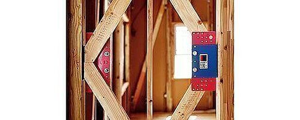 粘弾性素材を活用した制震装置(SAFE365)。この素材は高層ビルの制震装置にも使われおり、優れた地震エネルギーの吸収を実現(震度6強を最大67％低減)。