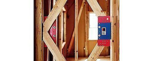 粘弾性素材を活用した制震装置(SAFE365)。この素材は高層ビルの制震装置にも使われおり、優れた地震エネルギーの吸収を実現(震度6強を最大67%低減)。