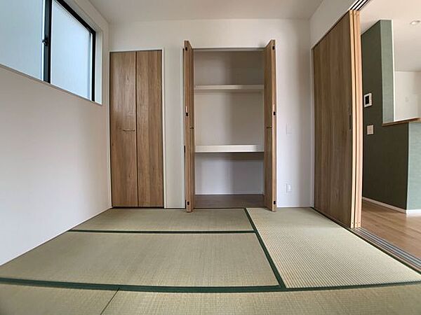 【和室4.5帖】　2つの収納で、用途に合わせてきれいに片付けられます。