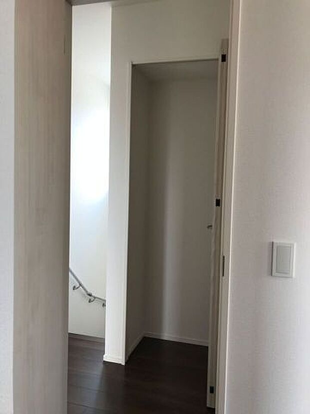 2階の廊下にも収納があります。