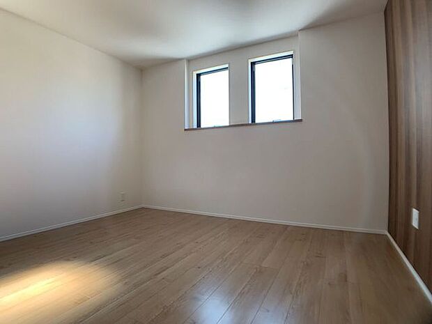 【洋室7.1帖】 やわらかな光が差し込む、明るいお部屋です。