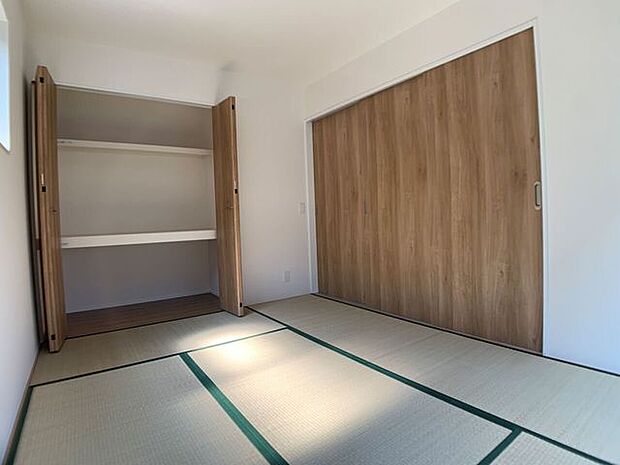 【和室6帖】　扉を開けると、リビングと一体で使えます。