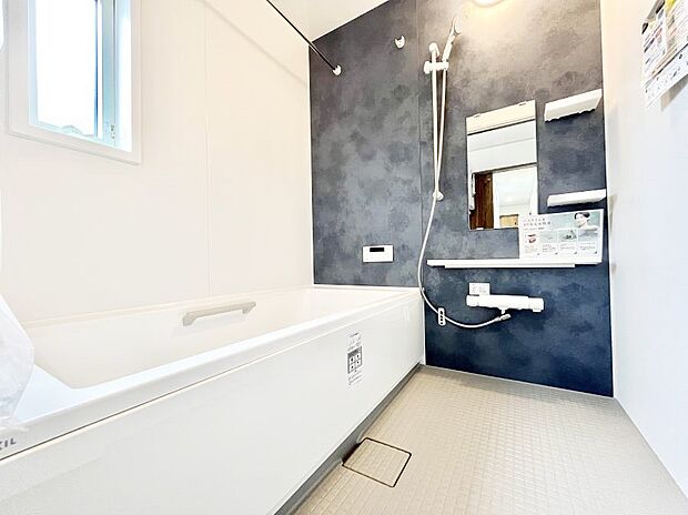 ◆2号棟◆〜Bath Room〜 窓付きのバスルーム。 陽射し差し込む明るい環境は、日中の入浴も気持ち良くお使い頂けそうです。 また、浴室乾燥機も完備しております。 換気環境も良好です。