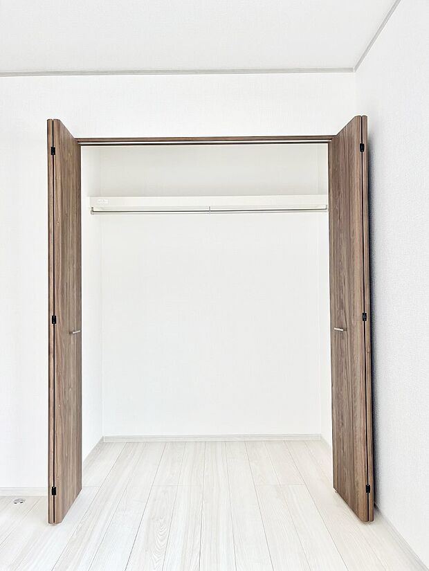 ◆2号棟◆〜Closet〜 壁面クローゼットがあればタンスを置く必要がなく、出っ張りのないスッキリ空間を維持できます。限られたスペースを有効に活用できそう。衣類や趣味の品などたっぷり収納出来ますね♪