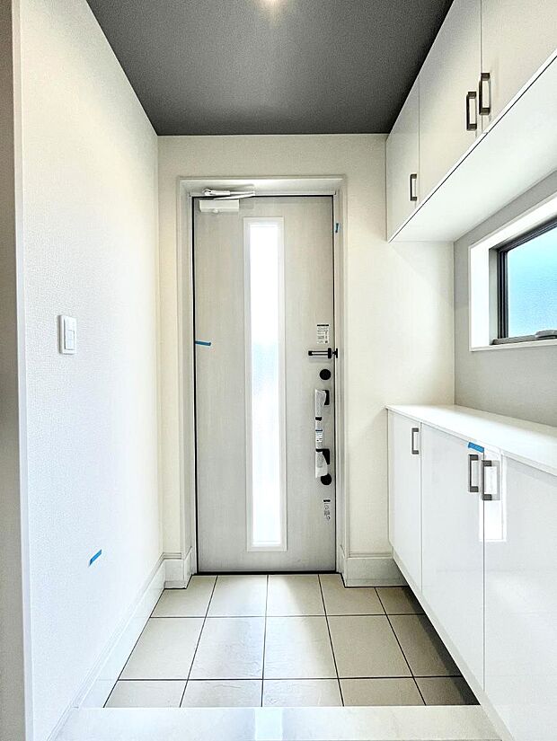 〜Entrance〜 家の中でお客様を迎える最初の場所である玄関は、家の印象そのものです!豊富な玄関収納で、常に綺麗に保つことが出来ます♪玄関にはたっぷり収納の下駄箱を完備!