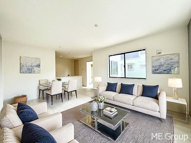 〜Living〜　家族の会話や笑顔が行き交うリビングです。子供が走ってる姿を見ながら、大きなソファやダイニングテーブルでゆったり食事をしたりくつろぎたい♪そんな夢が叶えられる空間です！※家具はCGです