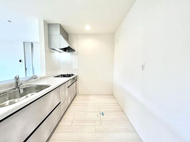 〜Kitchen〜 広くて使いやすいキッチンなら家族でいっしょに料理をつくったり、後片付けも手間なくできちゃいます♪収納もたっぷりあるので、いつもすっきりと清潔な印象を保てます。