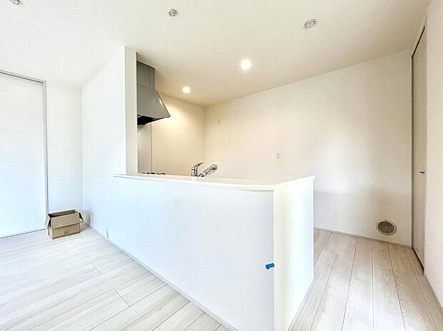 〜Kitchen〜　「さぁ今日は何を作ろう」こんなキッチンなら思いっきり料理ができちゃいます。キッチンからはリビングが一望できます。家族がつながるお家がここにございます。