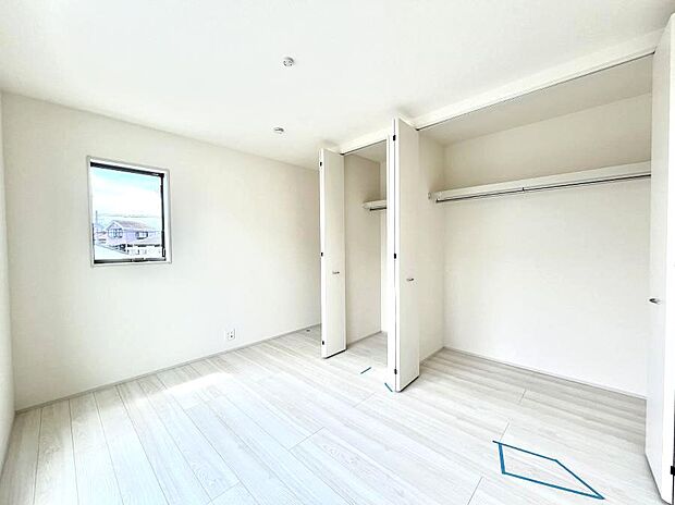 〜Bed Room〜  全居室には収納クローゼットを完備！普段使いのお洋服や小物はもちろん、季節物のお洋服などもしっかりと整理整頓おしまい頂けます。  居室空間を広く使用できますね。