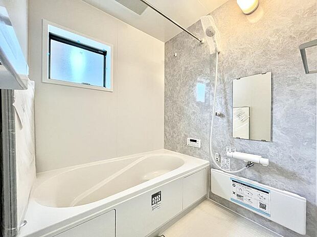 〜Bath Room〜 落ち着いた雰囲気の浴室で明日に向けてリフレッシュ。浴室乾燥機能も付いているので隣の洗濯機置き場で洗い上がった洗濯物を、雨の日も天気を気にせず乾燥させることも可能です。
