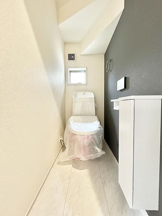 〜Toilet〜　綺麗・スッキリ・快適なウォシュレット付トイレでくつろげる空間です。1、2階共にトイレスペース！採光もあり明るく、快適空間となっております♪毎日使う場所だからこその配慮です！