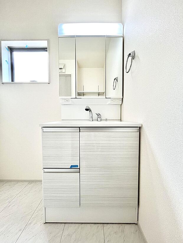 〜Dressing Room〜　十分な大きさの洗面台は収納もさる事ながら、身だしなみチェックや歯磨きなど、朝の慌ただしい時間でもホテルライクなスペースで余裕とゆとりを感じて頂けます。