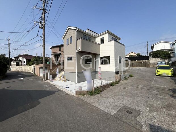 〜Exterior〜 前面道路: 西 5.71m 公道 住宅地になっているので車量も少なく、静かな立地です。子育て環境も良好です♪♪周辺環境もあわせてご案内させて頂きます。