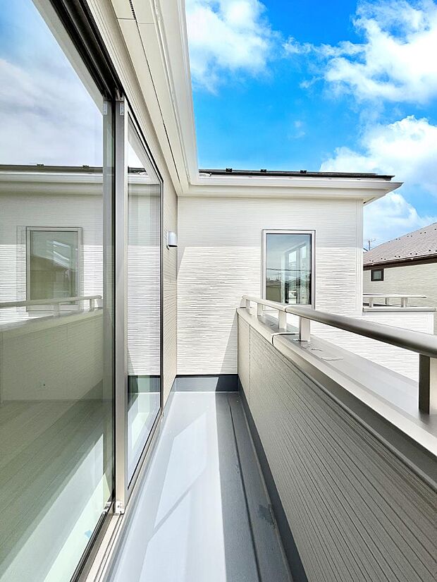 〜Balcony〜　南向きのバルコニーの前には雲以外に太陽を遮るものがありません。お洗濯物も乾きやすく、何より明るく気持ちのいい光が入ってきます。使いやすく開放的なバルコニーです♪