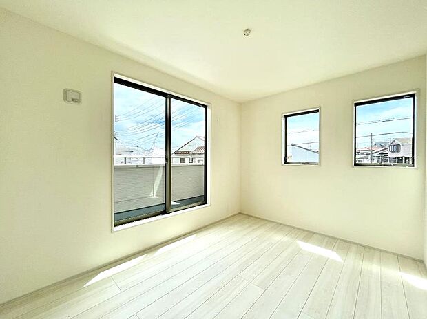 〜Bed Room〜 2面採光を確保した明るい室内は、風通しも良く、大変居心地の良い空間となっております。爽やかな風を感じて起きる朝は、快適生活の始まりに!日当たりや通風がとても良い住まい♪